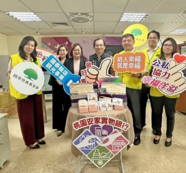 國泰飯店觀光事業攜手國泰慈善基金會中秋送暖，捐贈桃園市社會局500盒月餅，關懷新住民弱勢家庭